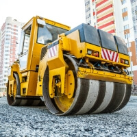 Gelbe Tandemwalze auf Asphalt im Einsatz