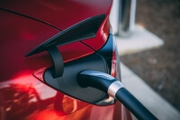 Nahaufnahme Ladeanschluss an rotem Elektroauto