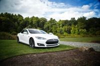 Weißer Tesla