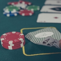 Poker Tisch mit Chips in Nahaufnahme