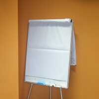 Flipchart vor orangener Wand