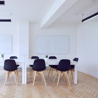 Lichtfreundlicher Konferenzraum mit Präsentationsequipment