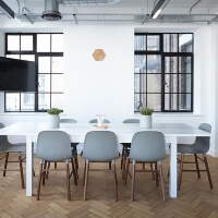 Weiße Konferenzstühle um Konferenztisch in Büro