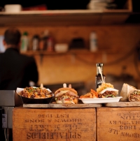 food truck mit essen auf theke