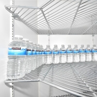 Wasserflaschen in Kühlschrank aufgereiht