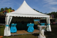 Faltpavillon mit Stehtischen und offenen Seiten