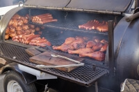 Barrel-Smoker mit Grillgut