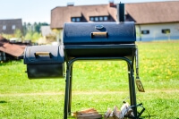 Barrel-Smoker im Garten