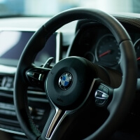 BMW Lenkrad in Nahaufnahme