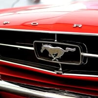 Roter Ford Mustang in Kühlergrill Aufnahme