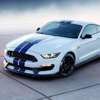 Weißer Ford Mustang von vorne