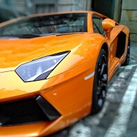 Orangener Lamborghini in Frontaufnahme