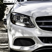 Weißer Mercedes in Nahaufnahme frontal