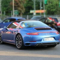 Heckaufnahme von bleuem Porsche 