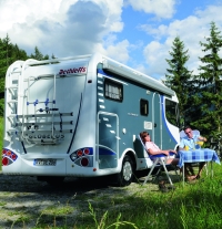 frühstück am wohnmobil in der natur der alpen