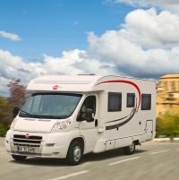 wohnmobil in fahrt auf mediterraner strasse